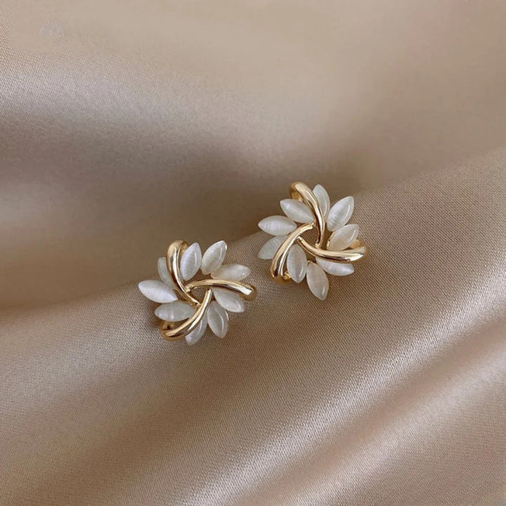 Élégante couleur or avec des motifs de fleurs en opale exquis