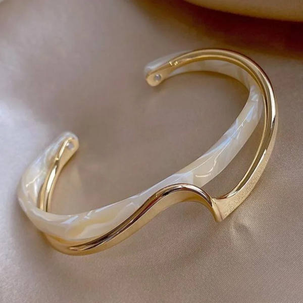 Bracelet élégant en or avec opale blanche