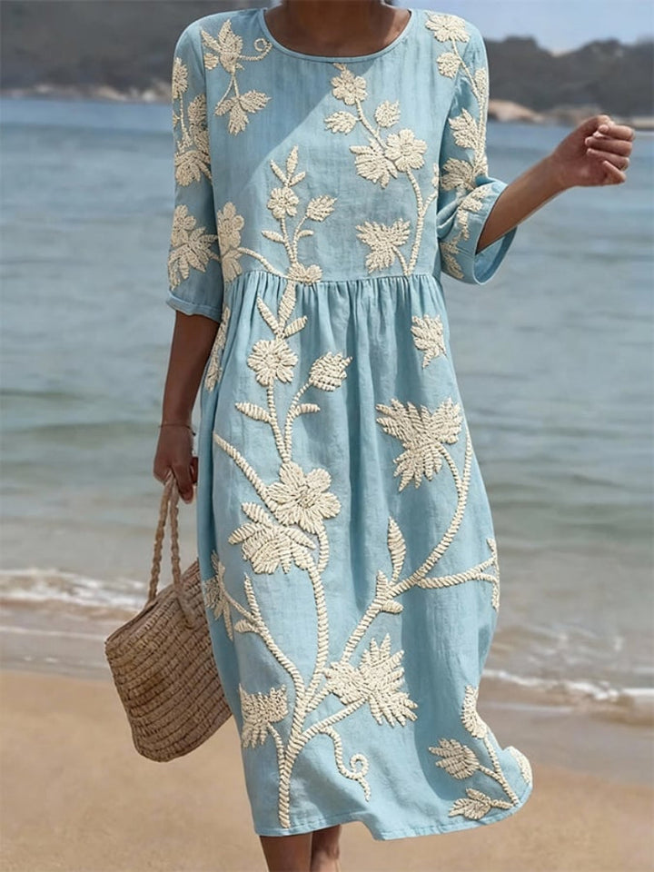 Robe d'été bleue avec accents floraux