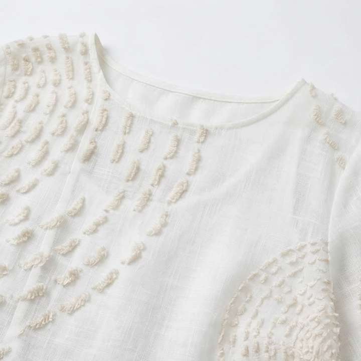 Robe blanche brodée avec un détail fin