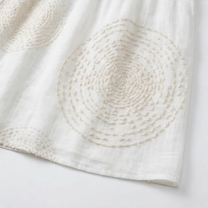Robe blanche brodée avec un détail fin