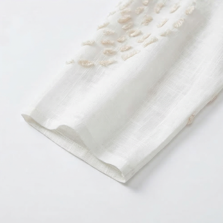 Robe blanche brodée avec un détail fin